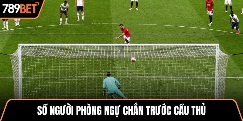 Số người phòng ngự chắn trước cầu thủ
